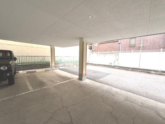 物件外観写真5　(駐車場)