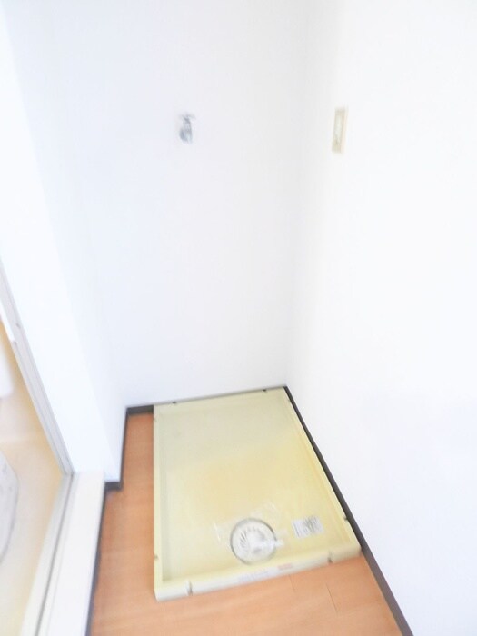 物件内観写真6　(洗濯機置場)