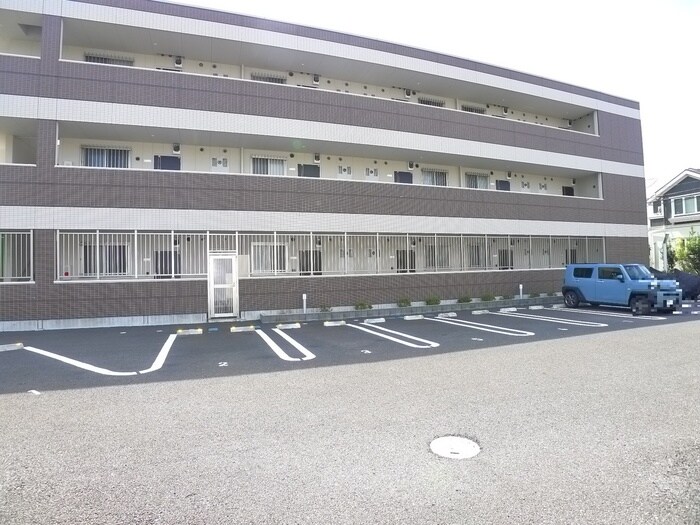 物件外観写真3　(駐車場)