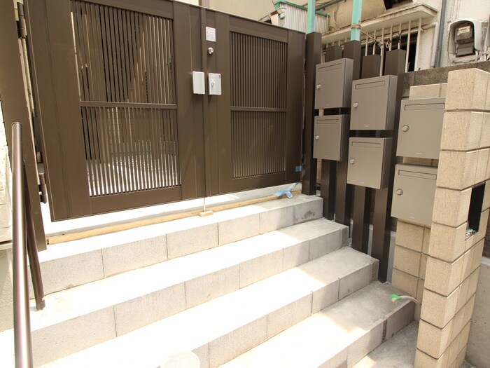 物件外観写真3　(エントランス部分)