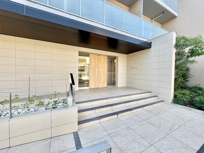 物件外観写真4　(エントランス部分)