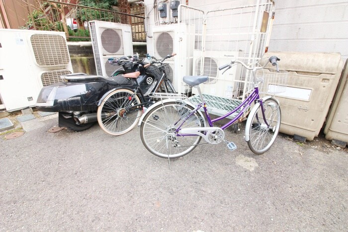物件外観写真4　(駐輪場)