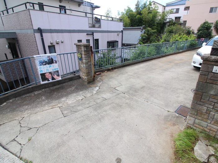 物件外観写真6　(エントランス部分)