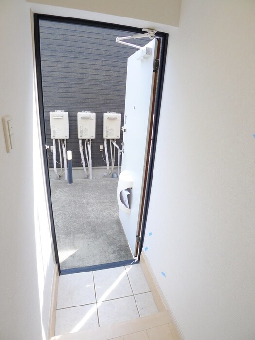 物件内観写真13　(玄関)