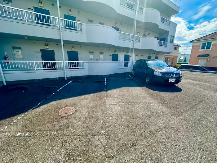 物件外観写真5　(駐車場)