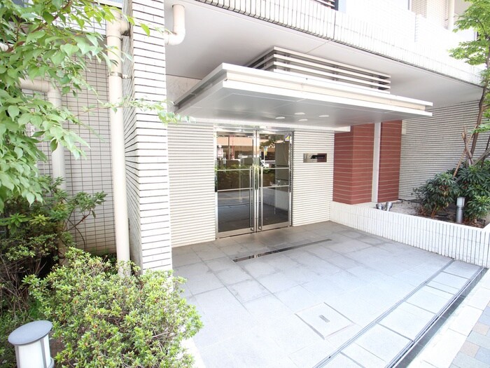 物件外観写真2　(エントランス部分)
