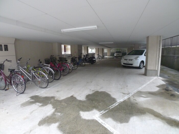 物件外観写真3　(駐車場)