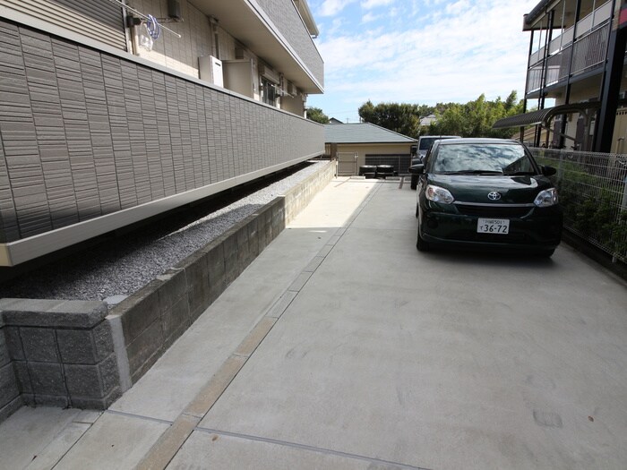 物件外観写真2　(駐車場)