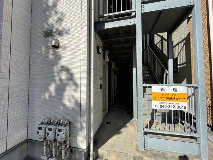 物件外観写真2　(エントランス部分)