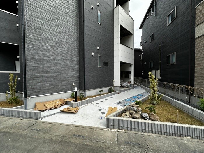 物件外観写真4　(エントランス部分)