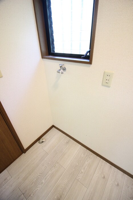 物件内観写真12　(洗濯機置場)