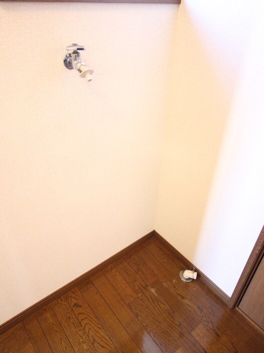 物件内観写真12　(洗濯機置場)