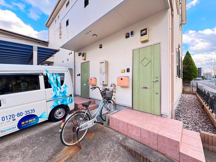 物件外観写真2　(エントランス部分)