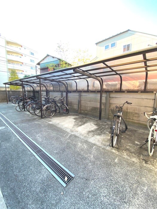 物件外観写真4　(駐輪場)
