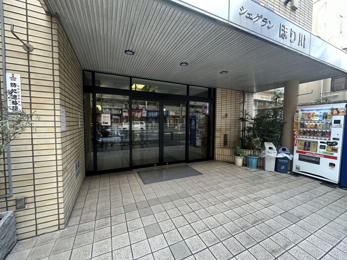 物件外観写真2　(エントランス部分)