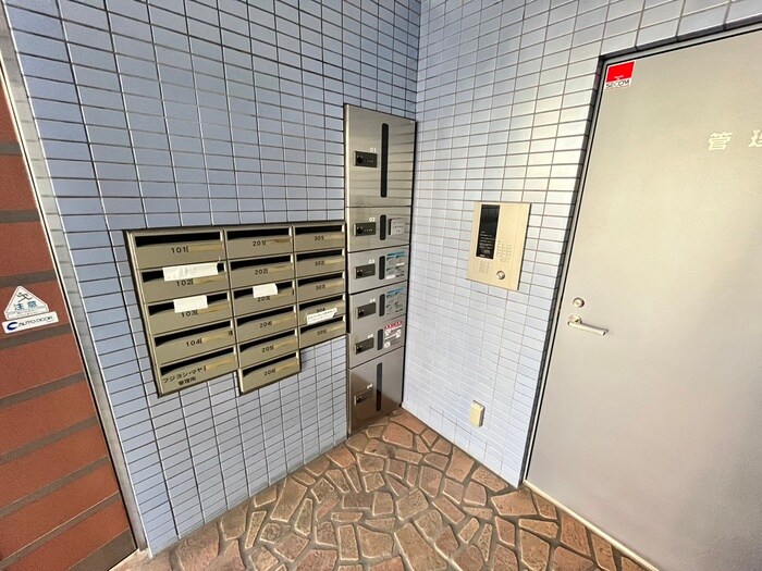 物件外観写真2　(エントランス部分)