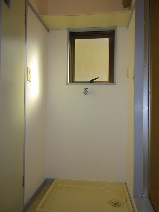 物件内観写真11　(洗濯機置場)