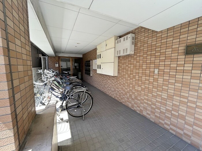 物件外観写真2　(エントランス部分)