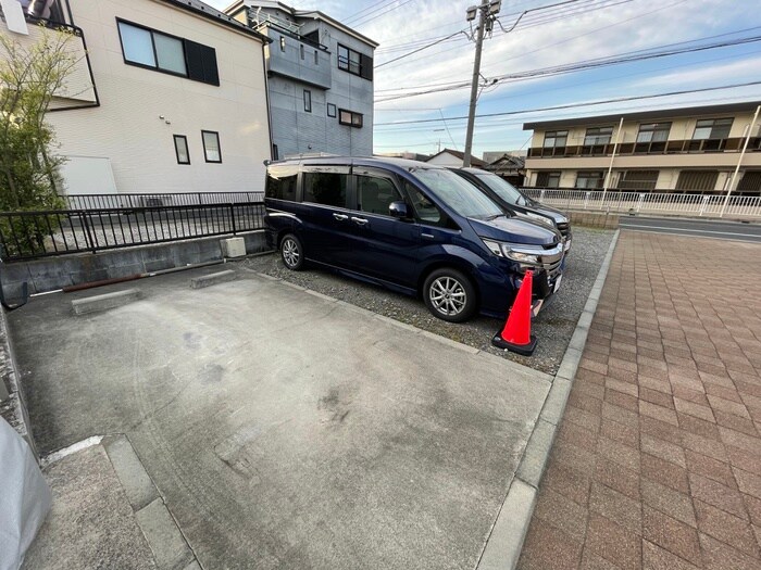 ウィステリアの駐車場
