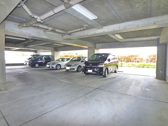 物件外観写真5　(駐車場)