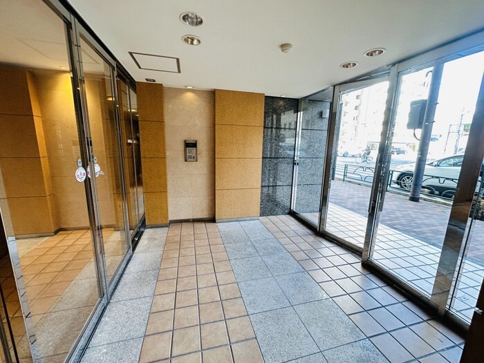 物件外観写真2　(エントランス部分)