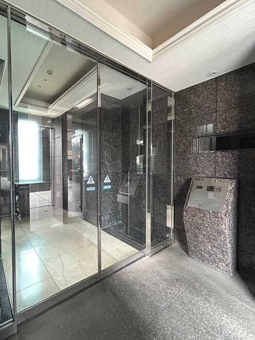 物件外観写真4　(エントランス部分)