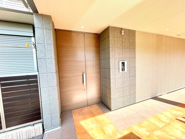 物件外観写真5　(エントランス部分)