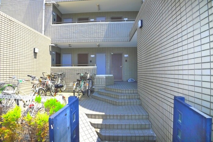 物件外観写真2　(エントランス部分)
