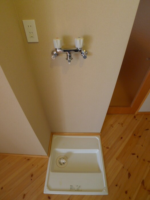 物件内観写真12　(洗濯機置場)