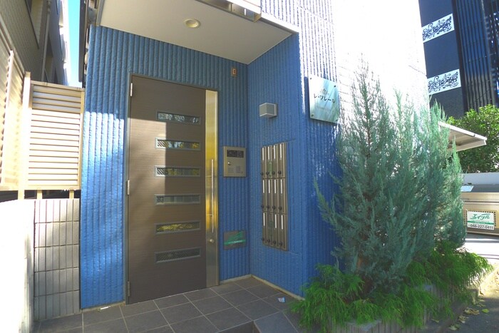 物件外観写真3　(エントランス部分)