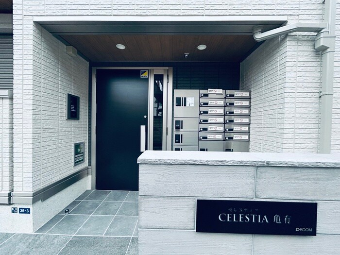 物件外観写真2　(エントランス部分)