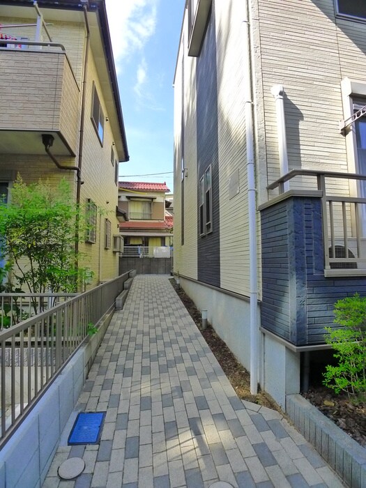 物件外観写真4　(エントランス部分)