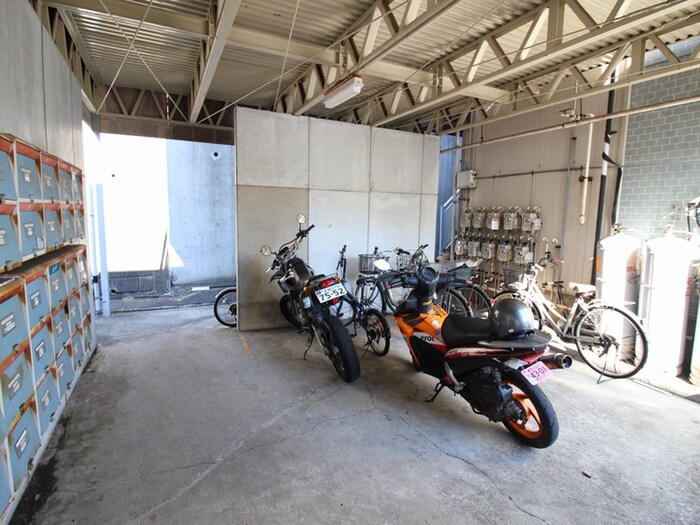 物件外観写真3　(駐輪場)