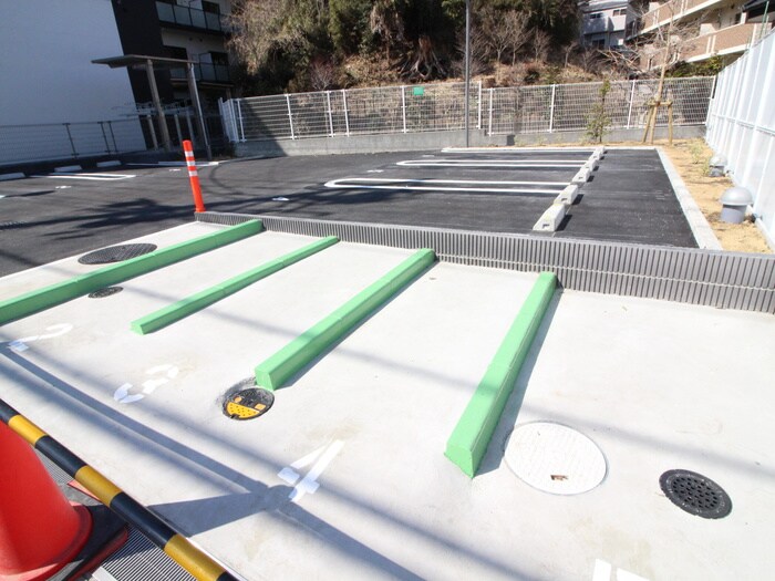 物件外観写真4　(バイク置き場)