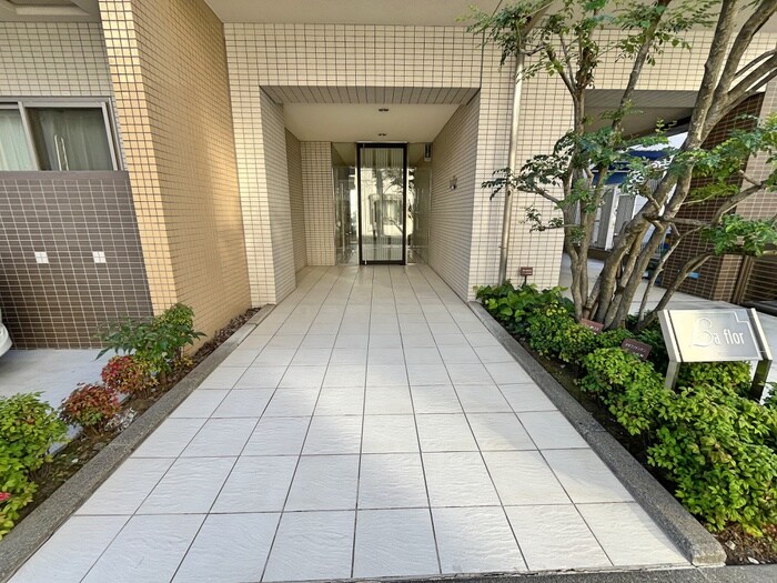 物件外観写真2　(エントランス部分)