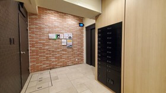 物件外観写真3　(エントランス部分)