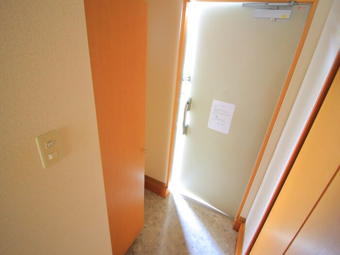 物件内観写真16　(玄関)