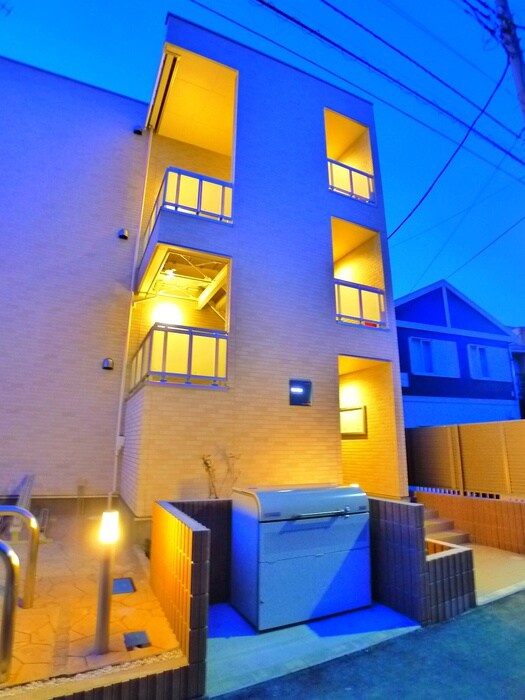 物件外観写真2　(エントランス部分)