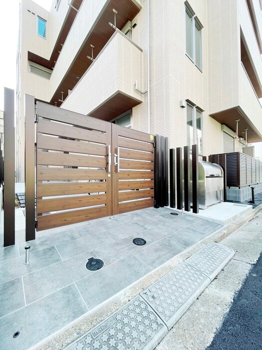 物件外観写真2　(エントランス部分)