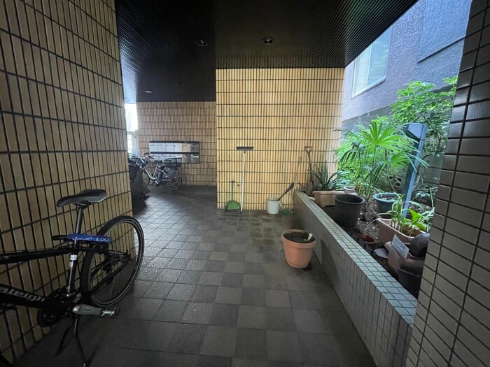 物件外観写真4　(エントランス部分)