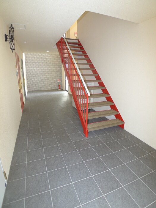 物件外観写真2　(エントランス部分)