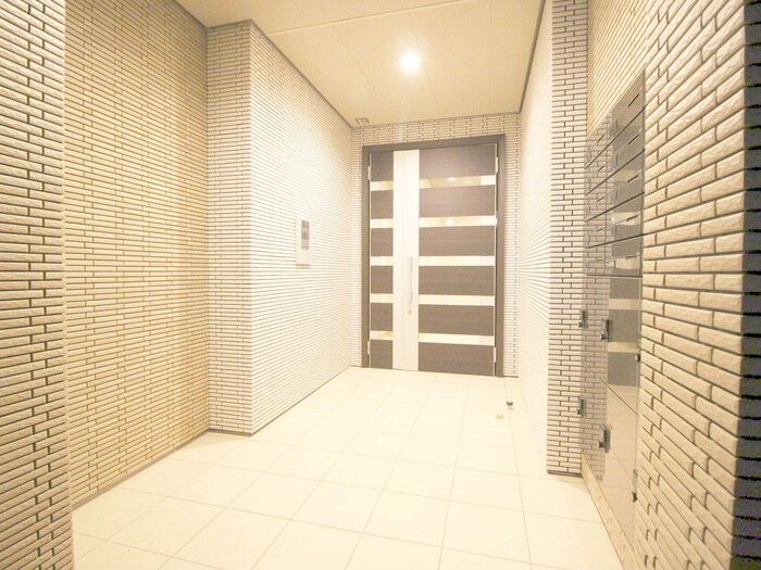 物件外観写真2　(エントランス部分)