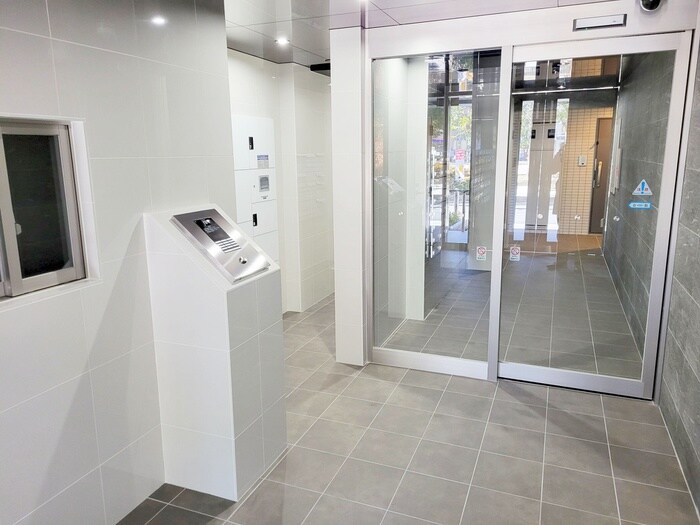 物件外観写真2　(エントランス部分)