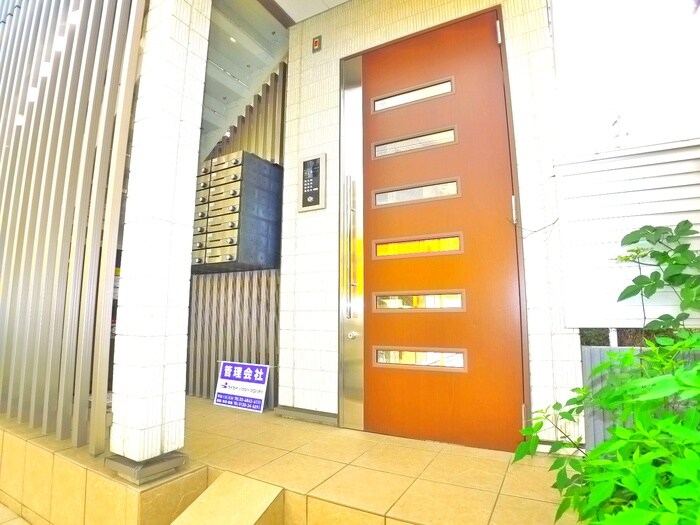 物件外観写真2　(エントランス部分)