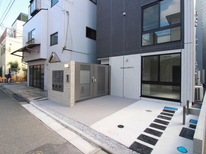 物件外観写真2　(エントランス部分)