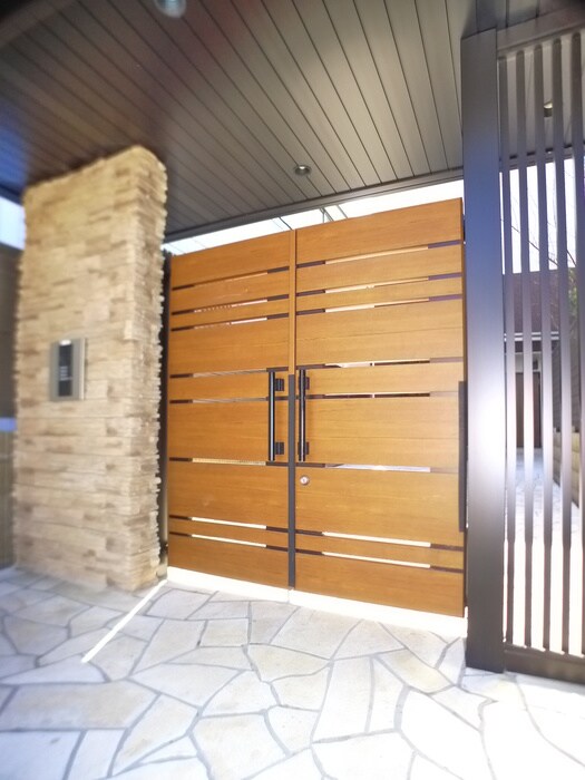 物件外観写真3　(エントランス部分)