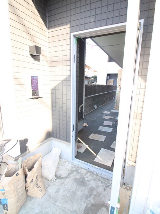 物件外観写真3　(エントランス部分)