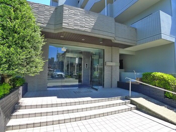 物件外観写真3　(エントランス部分)