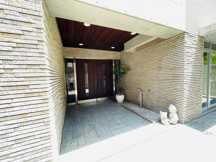 物件外観写真2　(エントランス部分)
