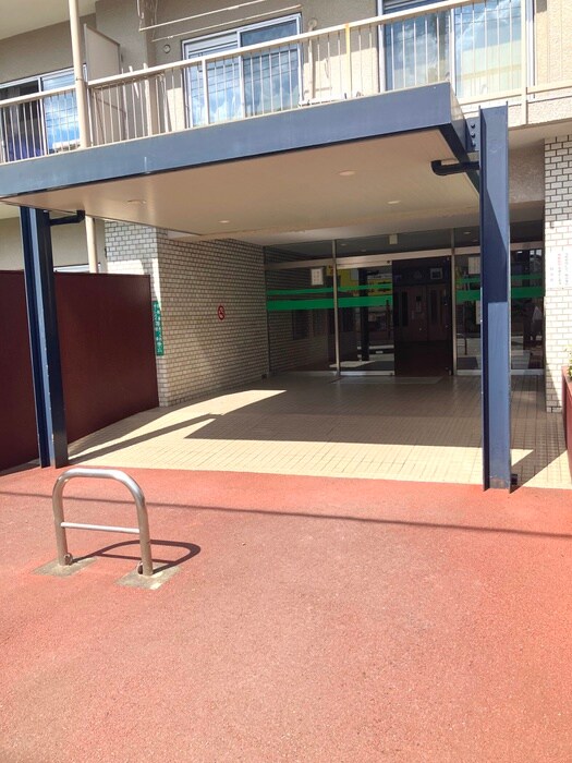 物件外観写真2　(エントランス部分)